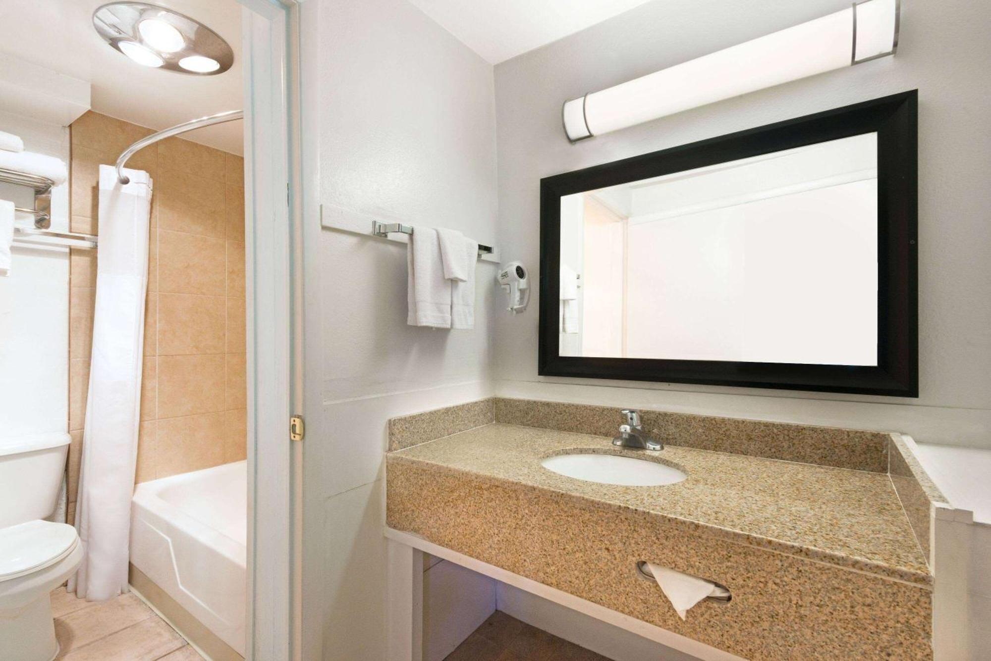 Travelodge By Wyndham Las Vegas Nm Экстерьер фото