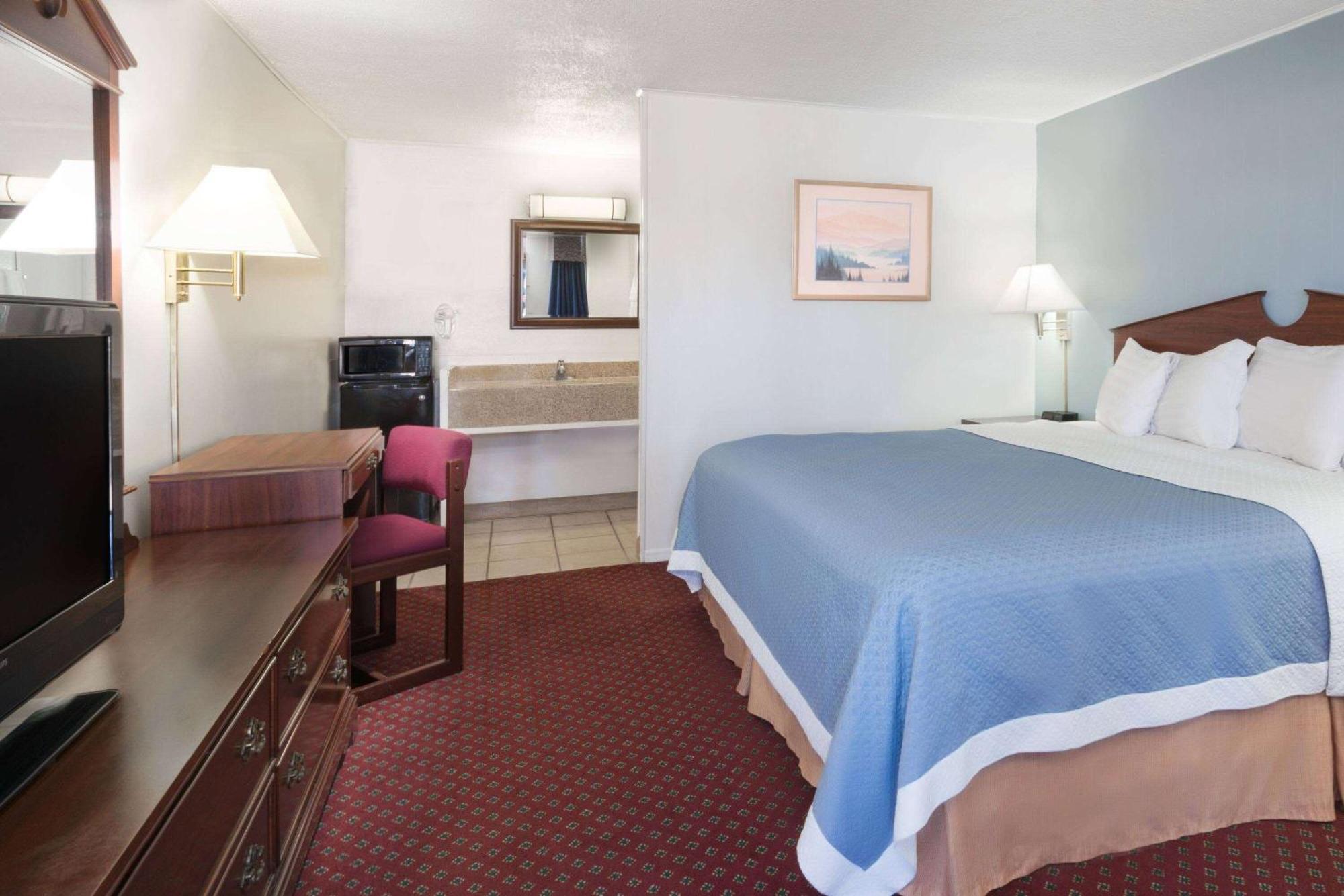 Travelodge By Wyndham Las Vegas Nm Экстерьер фото